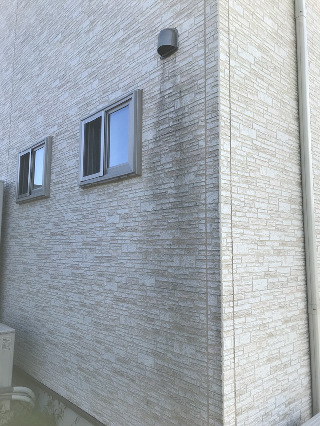 I 外壁の黒ずみを消す方法 イシンホーム松江店 さんもく工業 I 外壁の黒ずみを消す方法 イシンホーム松江店 さんもく工業